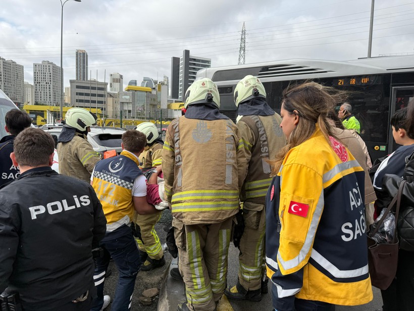 Beylikdüzü'nde iki metrobüs çarpıştı: 1 ölü 20 yaralı - Resim : 3