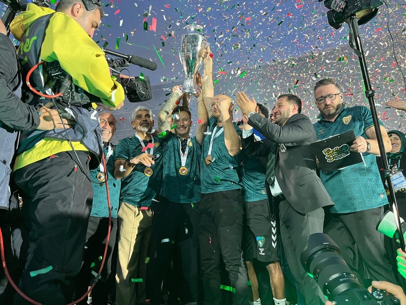 Trendyol 1. Lig şampiyonu Kocaelispor kupasını binlerce taraftarıyla birlikte kaldırdı - Resim : 3