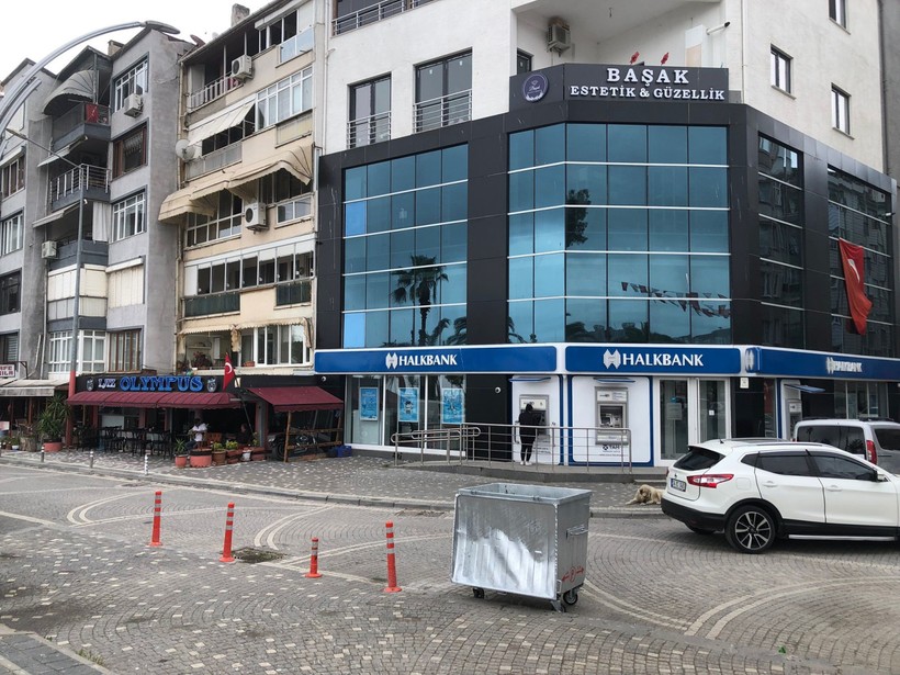 Kadını zorla araca bindirmek istediler! Vatandaşlar engel oldu - Resim : 2