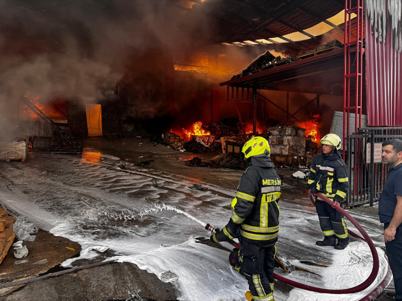 Mersin'de fabrika yangını korkuttu: Patlamalar ve kimyasal tehlike! - Resim : 2