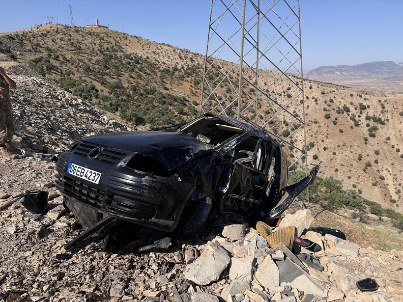 Şırnak'ta feci kaza! Hafif ticari araç şarampole devrildi: 3 ölü, 3 kişi yaralı - Resim : 1