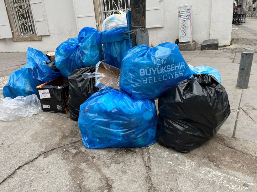 İzmir’de grev üçüncü gününde: Çöp dağları kentin sardı - Resim : 2