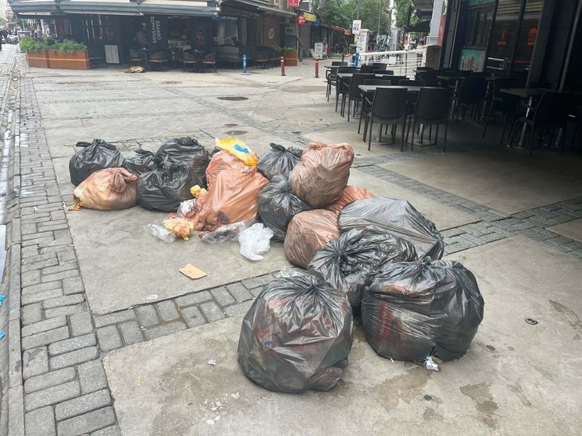 İzmir'de grevin 3'üncü gününde sokaklarda çöpler birikti - Resim: 3