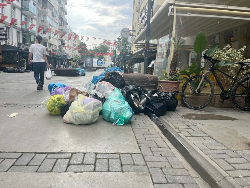 İzmir'de grevin 3'üncü gününde sokaklarda çöpler birikti - Resim: 6