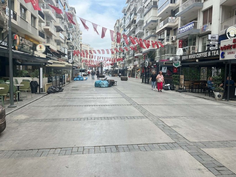 İzmir'de grevin 3'üncü gününde sokaklarda çöpler birikti - Resim: 9