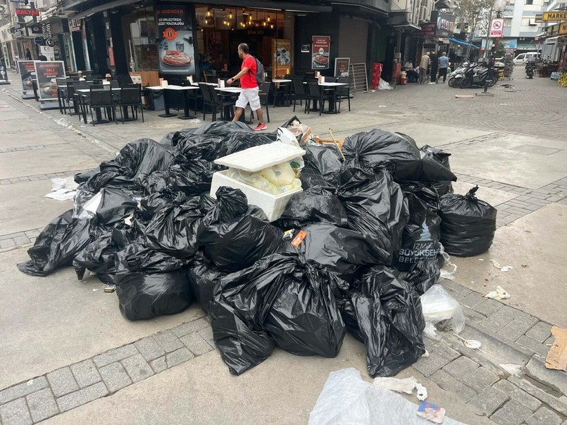 İzmir'de grevin 3'üncü gününde sokaklarda çöpler birikti - Resim: 1