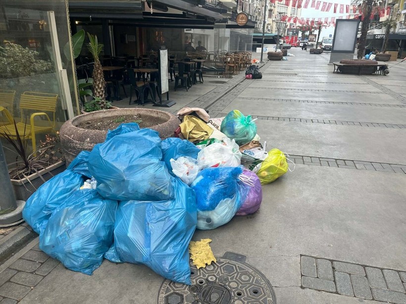 İzmir'de grevin 3'üncü gününde sokaklarda çöpler birikti - Resim: 5