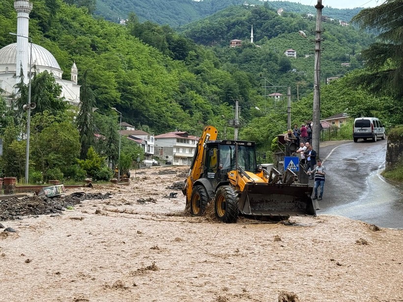 Trabzon'da sel felaketi: Bir kişi kayıp - Resim : 2