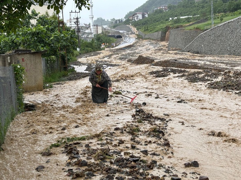 Trabzon’da sağanak yağmur felaketi getirdi: Araçlar mahsur kaldı, hayvanlar telef oldu - Resim : 1