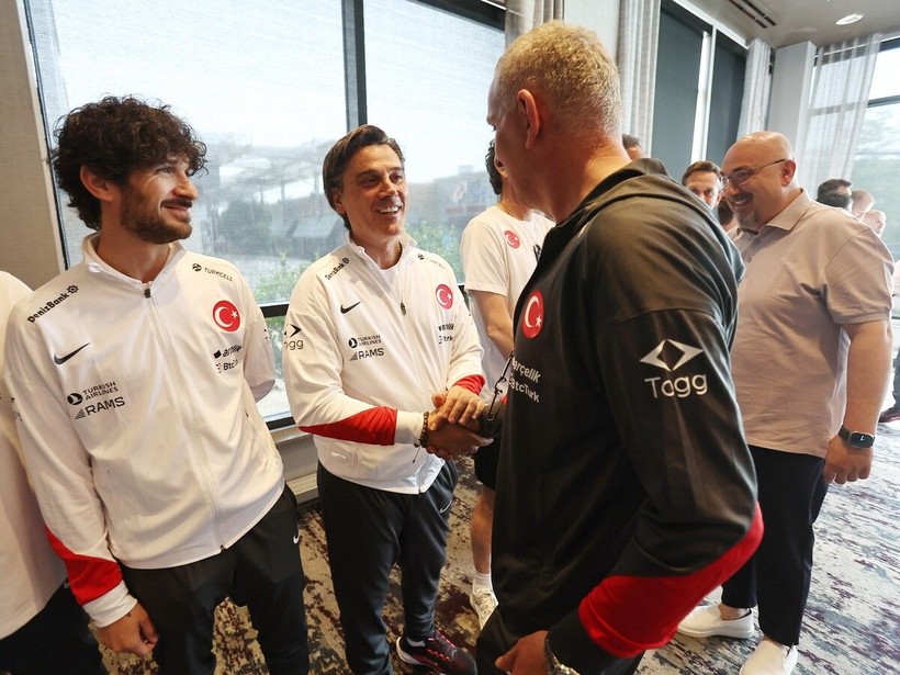 A Milli Futbol Takımı'nda geleneksel bayramlaşma töreni gerçekleştirildi - Resim: 1