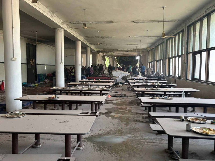 Hindistan'da yolcu uçağı Tıp Fakültesi'ne düştü! Can pazarı kamerada - Resim: 9