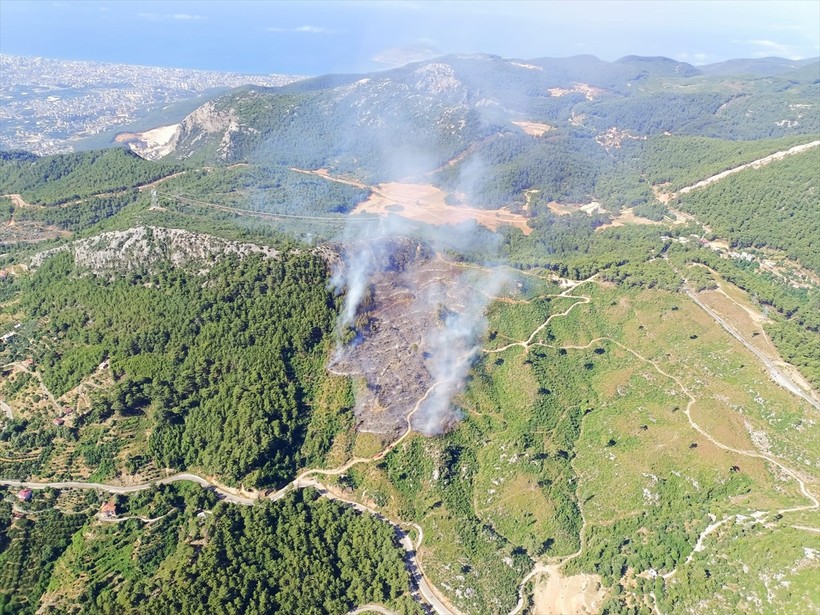 Alanya ve Aksu’da orman yangını: Alevler söndürüldü - Resim : 3