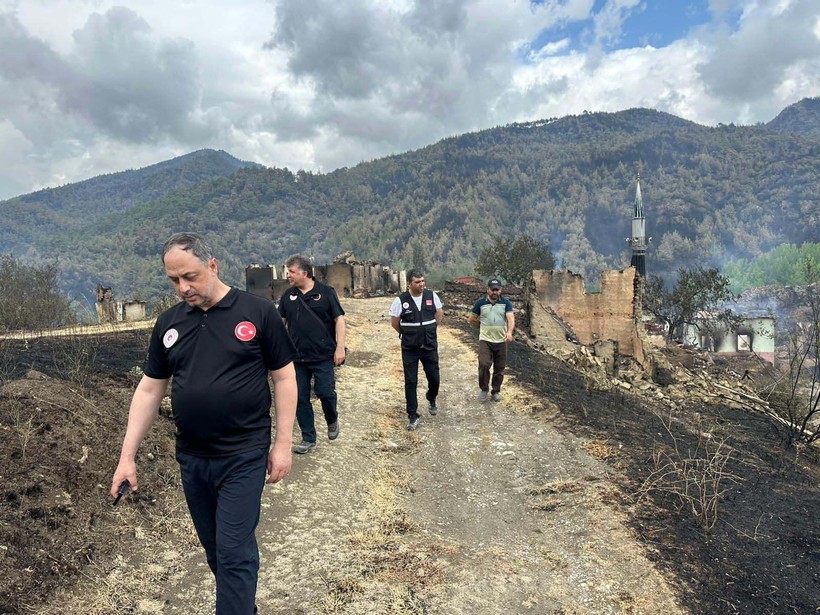 Bakan Kurum Bilecik’teki orman yangınıyla ilgili konuştu: Yaraları hızla saracağız, devletimiz yanınızdadır - Resim: 2