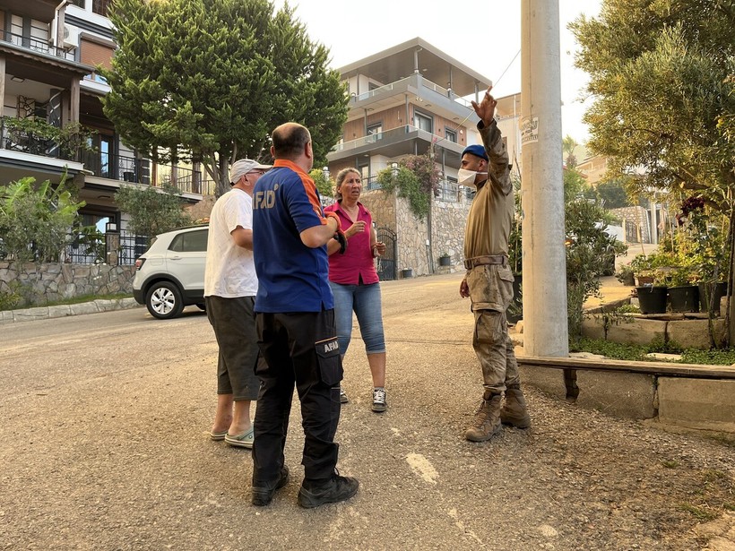 Seferihisar'da alevlerin yaklaştığı mahalle tahliye ediliyor - Resim : 3