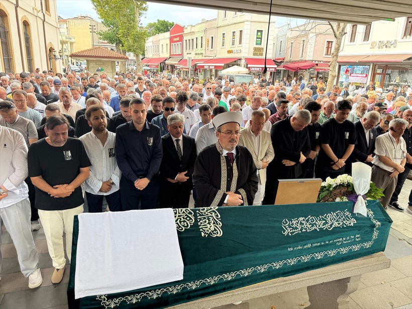 Sabri Ugan, memleketi Sakarya'da toprağa verildi - Resim : 1