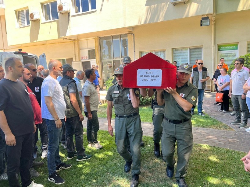 Ödemiş'te alevler arasında kalmıştı! Şehit düşen dozer operatörüne veda - Resim: 9