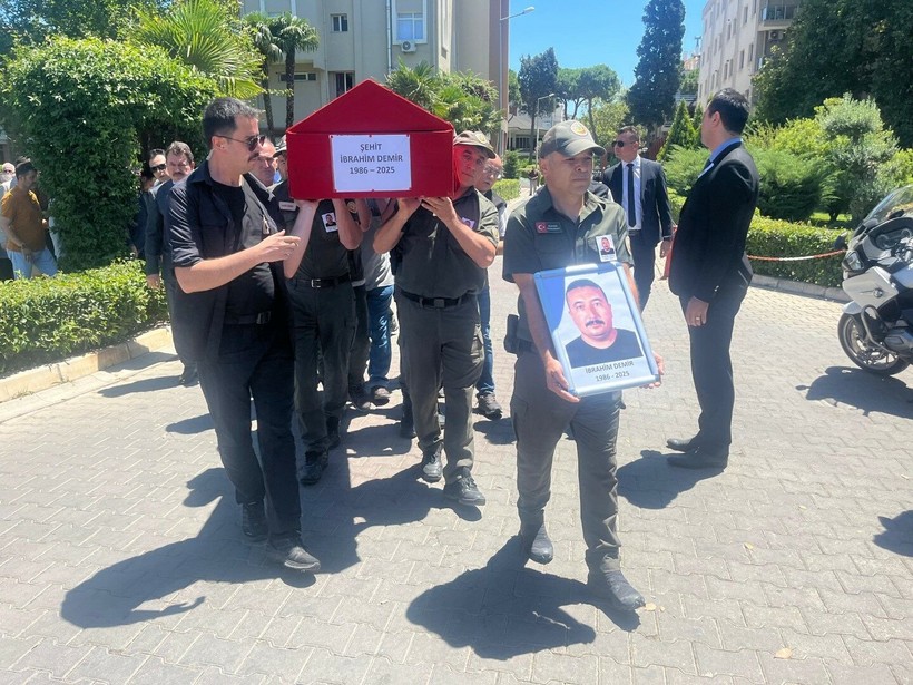 Ödemiş'te alevler arasında kalmıştı! Şehit düşen dozer operatörüne veda - Resim: 7