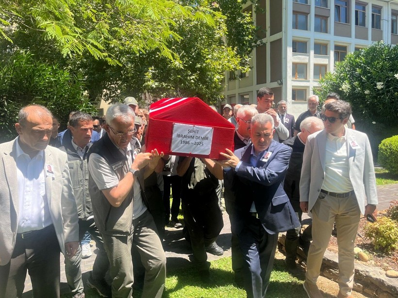 Ödemiş'te alevler arasında kalmıştı! Şehit düşen dozer operatörüne veda - Resim: 10