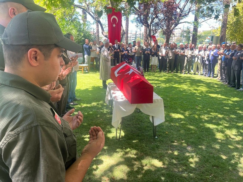 Ödemiş'te alevler arasında kalmıştı! Şehit düşen dozer operatörüne veda - Resim: 1