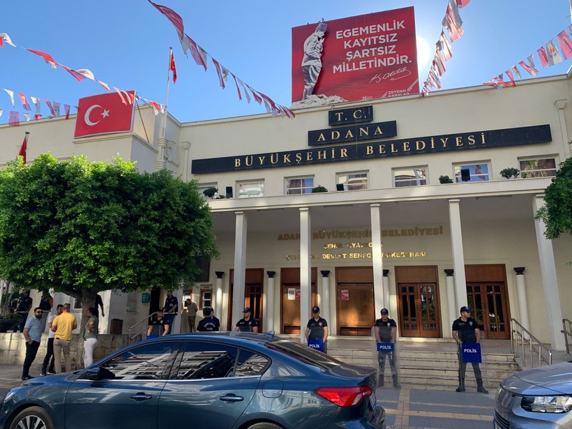 Adana Büyükşehir Belediye Başkanı Zeydan Karalar gözaltına alınırken böyle seslendi: Benim parayla, pulla, rüşvet ile işim yok - Resim : 3