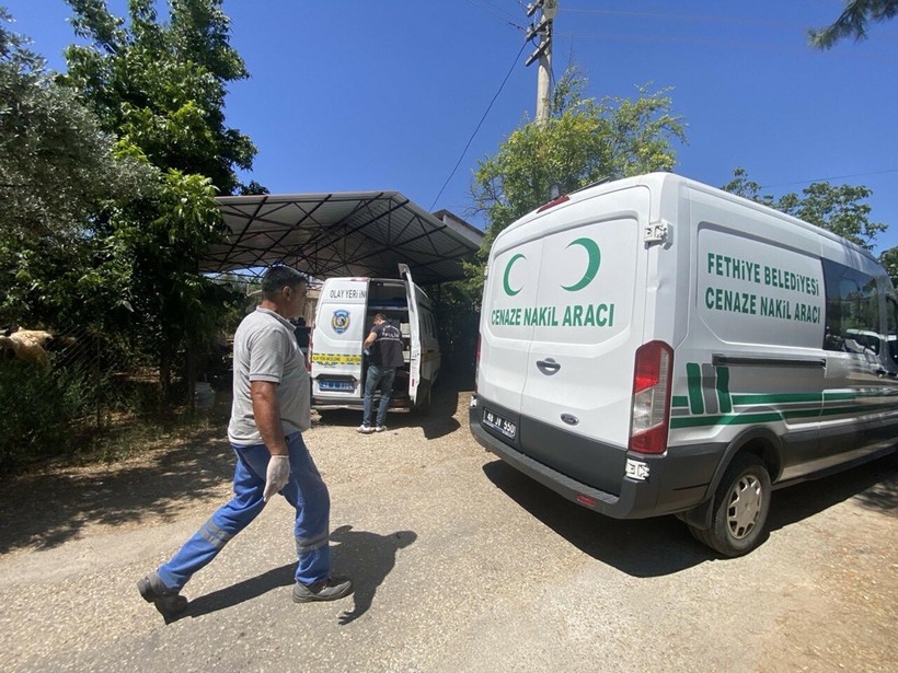 5-6 ay önce babasını kaybeden Ebru evinde ölü bulundu - Resim : 1