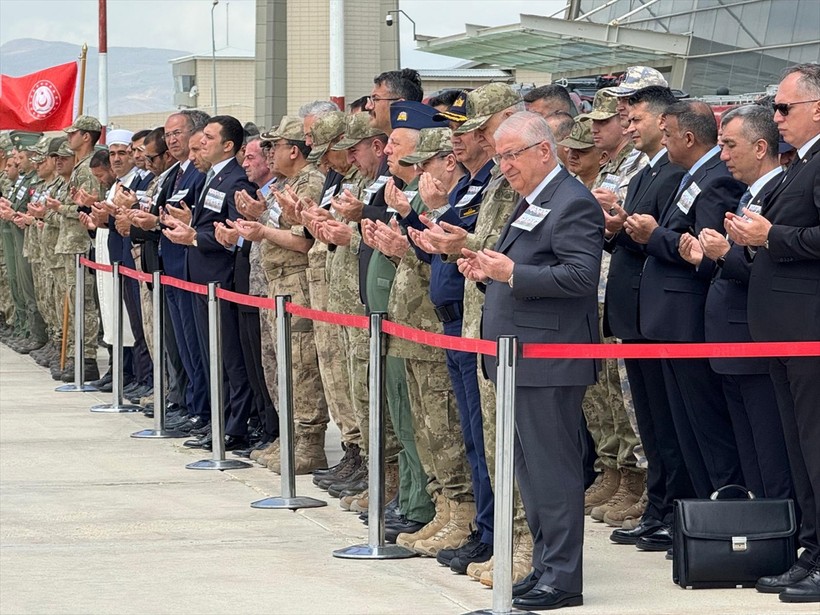 Pençe-Kilit bölgesinde şehit olan askerler için Hakkari'de tören düzenlendi - Resim : 1