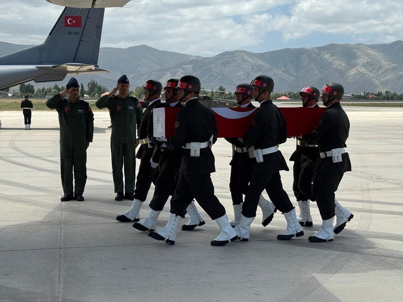 Pençe-Kilit bölgesinde şehit olan askerler için Hakkari'de tören düzenlendi - Resim : 2
