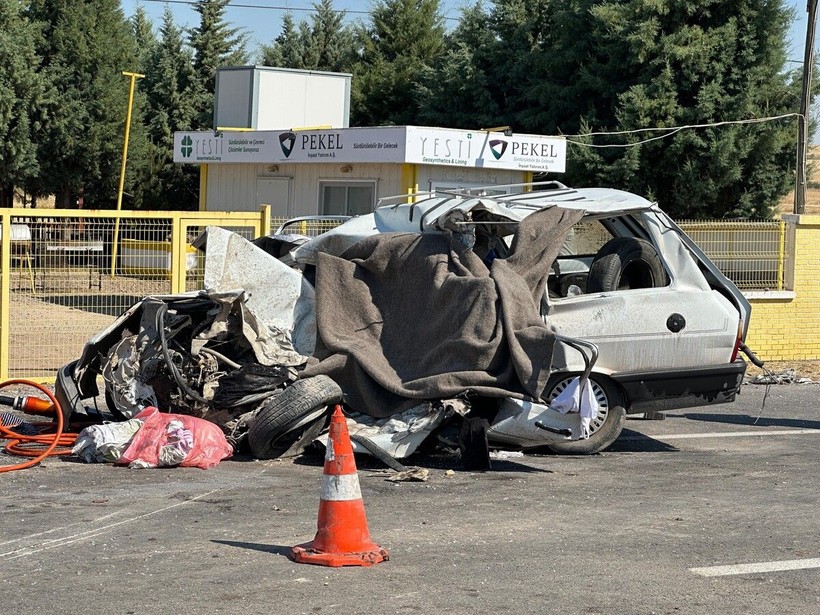 Otomobilin kamyonla çarpıştığı kazada baba ve kızı hayatını kaybetti - Resim: 4