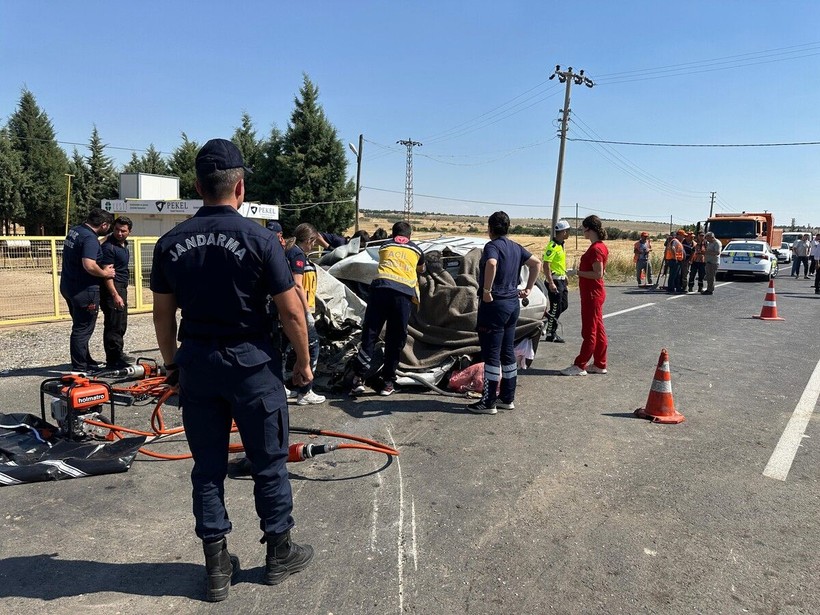 Otomobilin kamyonla çarpıştığı kazada baba ve kızı hayatını kaybetti - Resim: 5
