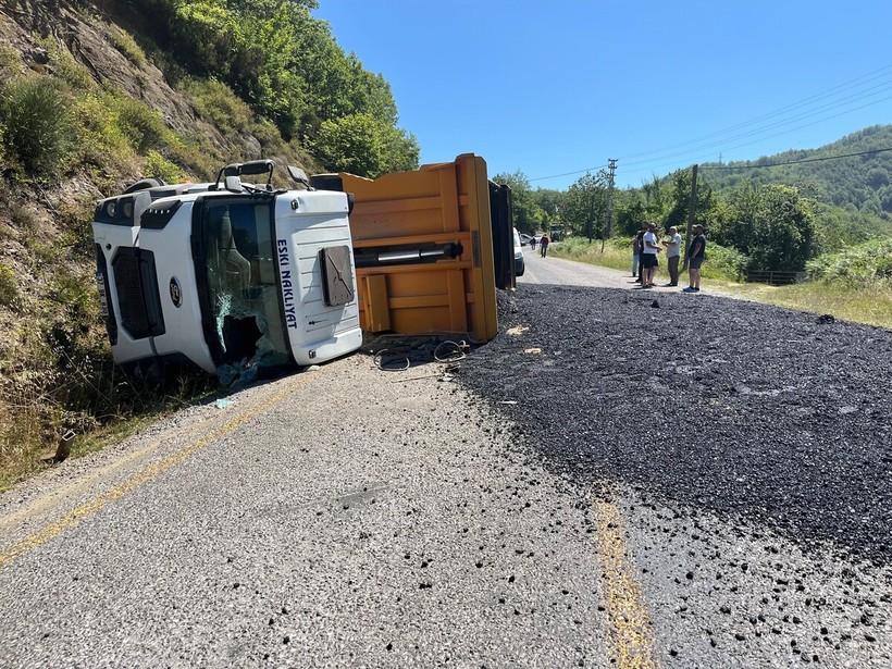 Kastamonu’da asfalt yüklü hafriyat kamyonu devrildi - Resim : 1