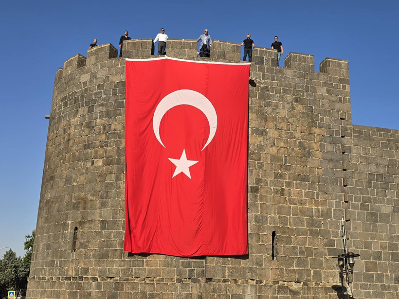 PKK'nın silah bırakmasının ardından Diyarbakır surlarına Türk bayrağı asıldı - Resim : 2