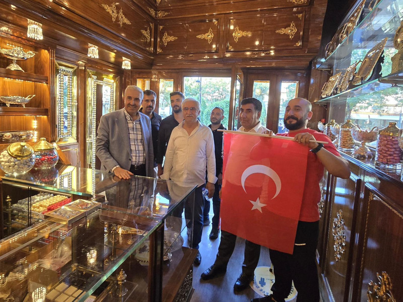 PKK'nın silah bırakmasının ardından Diyarbakır surlarına Türk bayrağı asıldı - Resim : 3