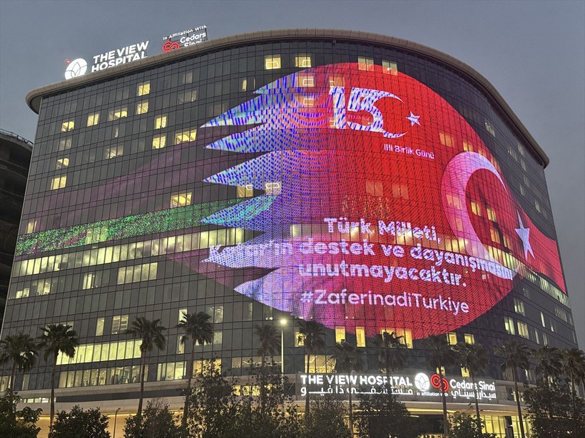 Doha'daki "The View Hospital", 15 Temmuz dolayısıyla Türk ve Katar bayraklarıyla aydınlatıldı - Resim : 1
