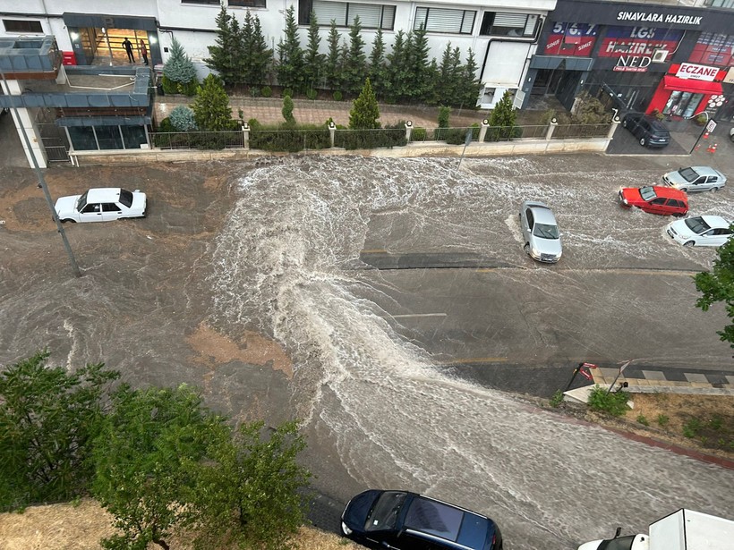 Ankara'da sağanak: Yollar göle döndü - Resim : 2