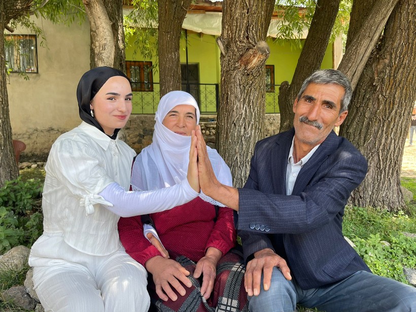 YKS çıkışı babası çiçeklerle karşılamıştı: Çimen, Türkiye 10.840’cısı oldu - Resim : 2