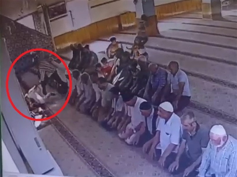 Park kavgası yüzünden tartıştığı komşusunu camide bıçaklayarak öldürdü - Resim : 2