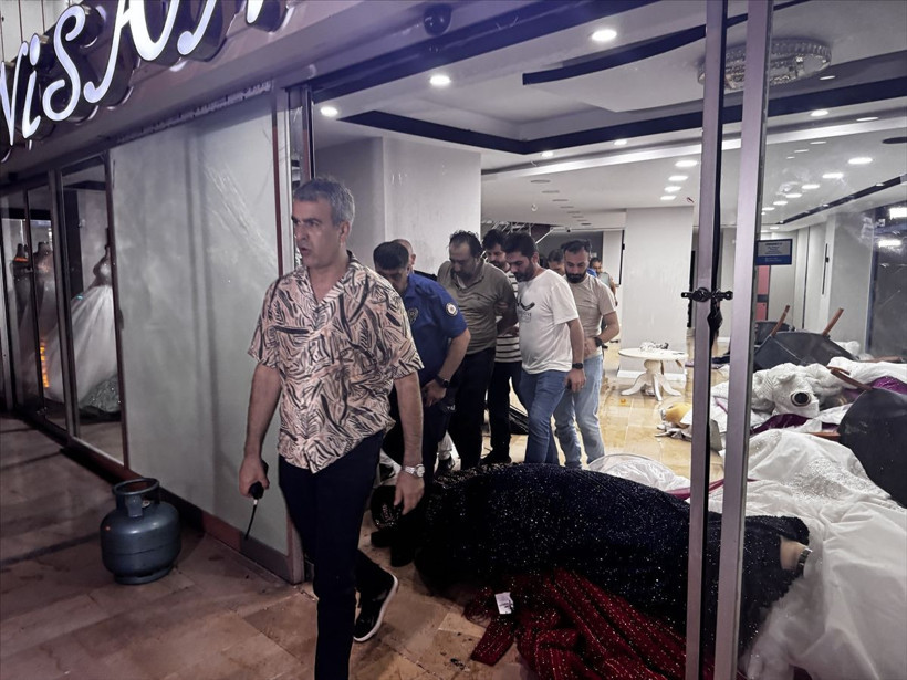 Antalya'da gelinlikçi dükkanını ateşe vermeye çalışan kişi gözaltına alındı - Resim: 4