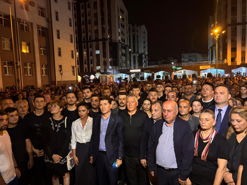 Yüzlerce kadın boşanma aşamasındaki kocasının katlettiği Sinem için 'ışıklı' yürüyüş düzenledi - Resim : 2