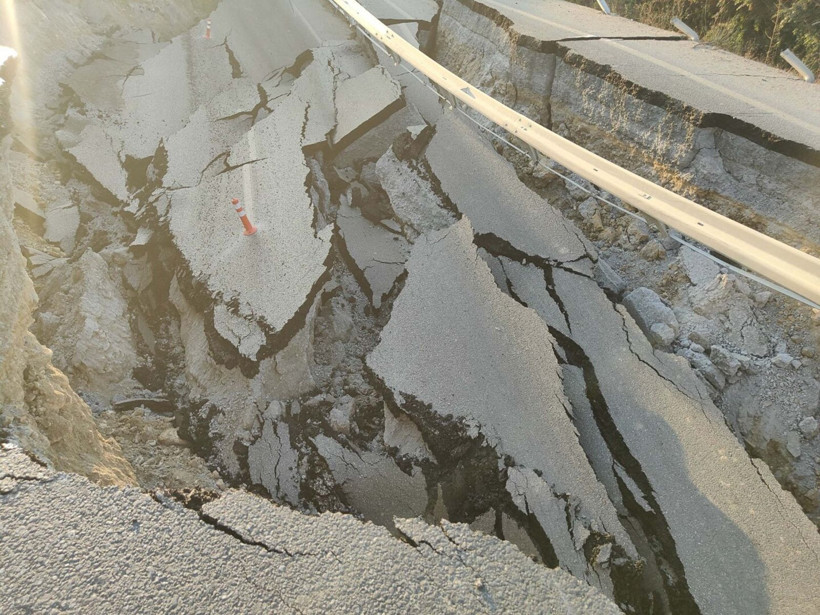Kuşadası'nda çöken yolun akıbeti belli oldu - Resim: 4