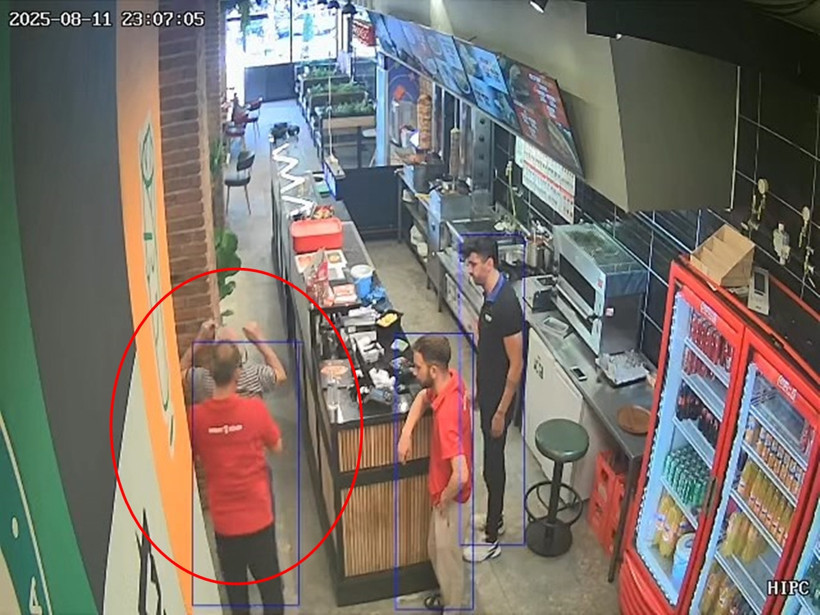 Döner ustası, boğazına yiyecek kaçan müşterisini Heimlich manevrasıyla kurtardı - Resim : 1