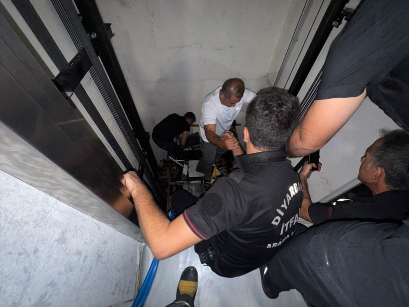 Diyarbakır'da stadyumdaki asansörde mahsur kalan 8 taraftarın kurtarılma anı kamerada - Resim: 3