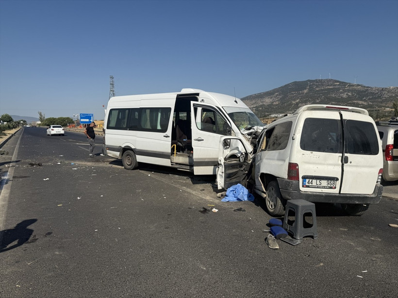 İzmir'in Kemalpaşa ilçesinde servis minibüsü ile hafif ticari aracın çarpışması sonucu 1 kişi...