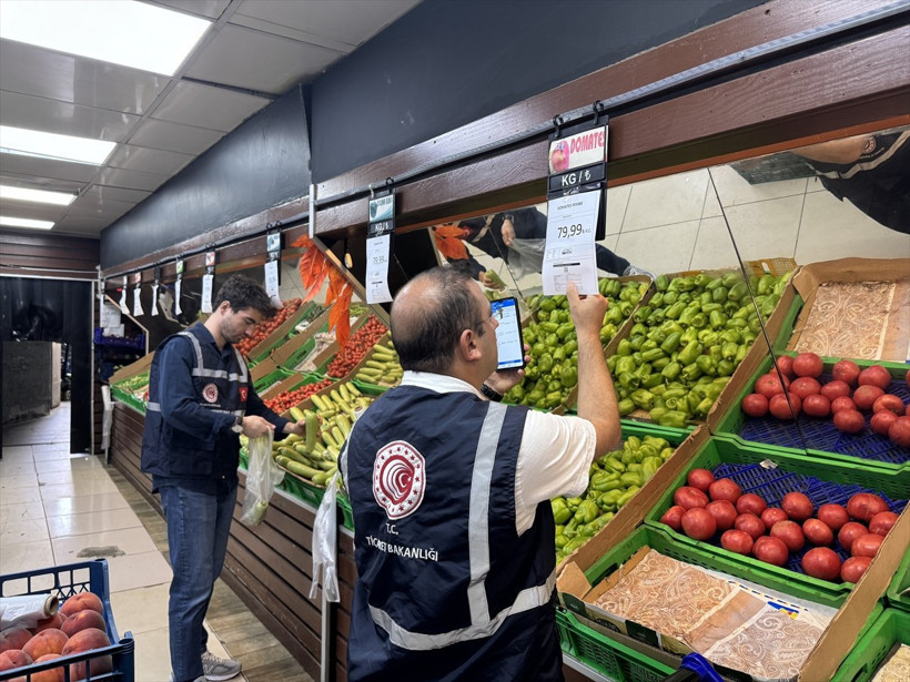Ticaret Bakanlığı ekipleri, İstanbul Ticaret İl Müdürü İsmail Menteşe'nin (sol 2) ile birlikte...