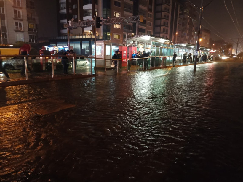 Samsun'da sağanak yağış: Atakum'da ev ve iş yerlerini su bastı - Resim: 5