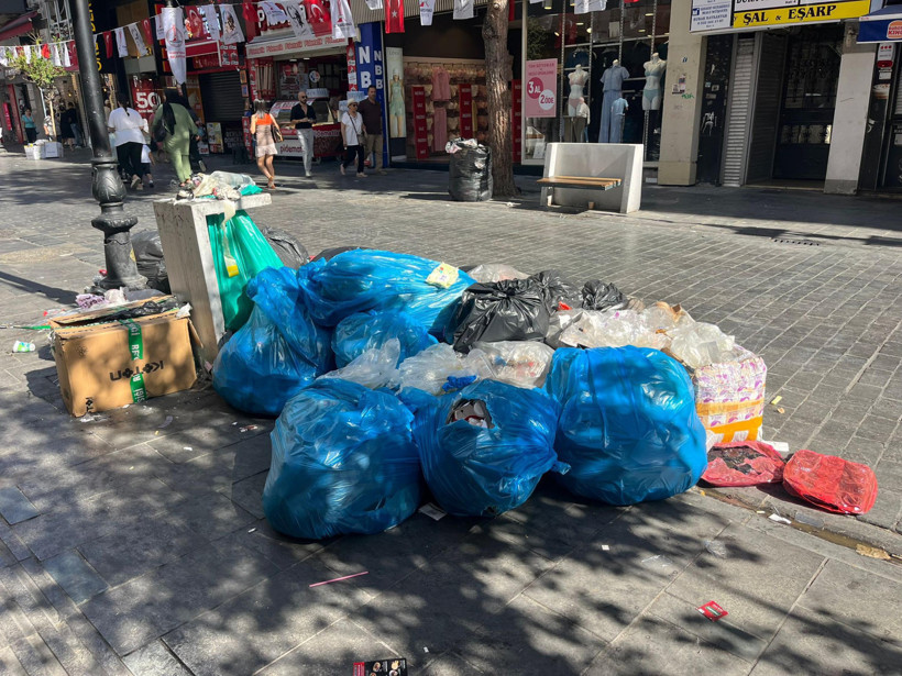 İzmir'de maaşını alamayan işçilerin grevi son buldu: Çöp dağları oluştu, fareler cirit attı - Resim : 2
