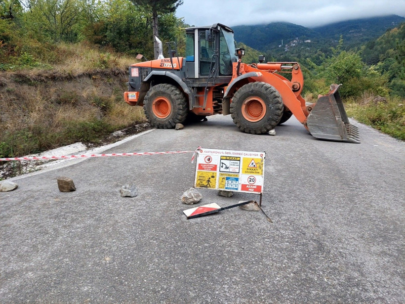 Bozkurt'ta heyelan: Köy yolu ulaşıma kapandı - Resim: 6