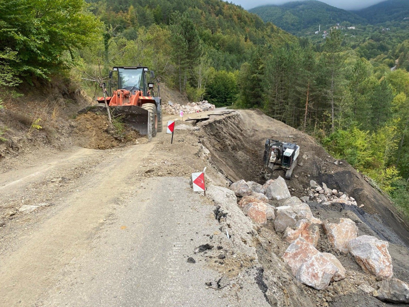 Bozkurt'ta heyelan: Köy yolu ulaşıma kapandı - Resim: 2