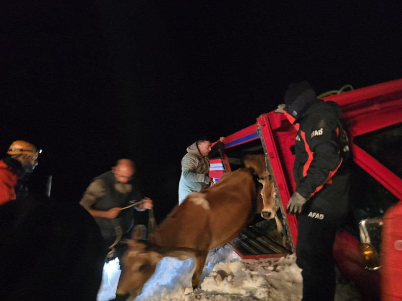 Rize'de sel felaketinin ardından çığ! Mahsur kalan 15 kişi kurtarıldı - Resim: 2