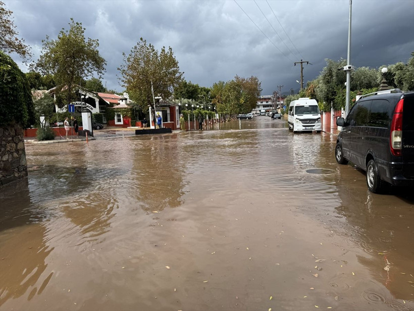 Muğla’da sağanak ve fırtına hayatı felç etti: Ölüdeniz’in turkuaz suları kahverengiye döndü - Resim: 1