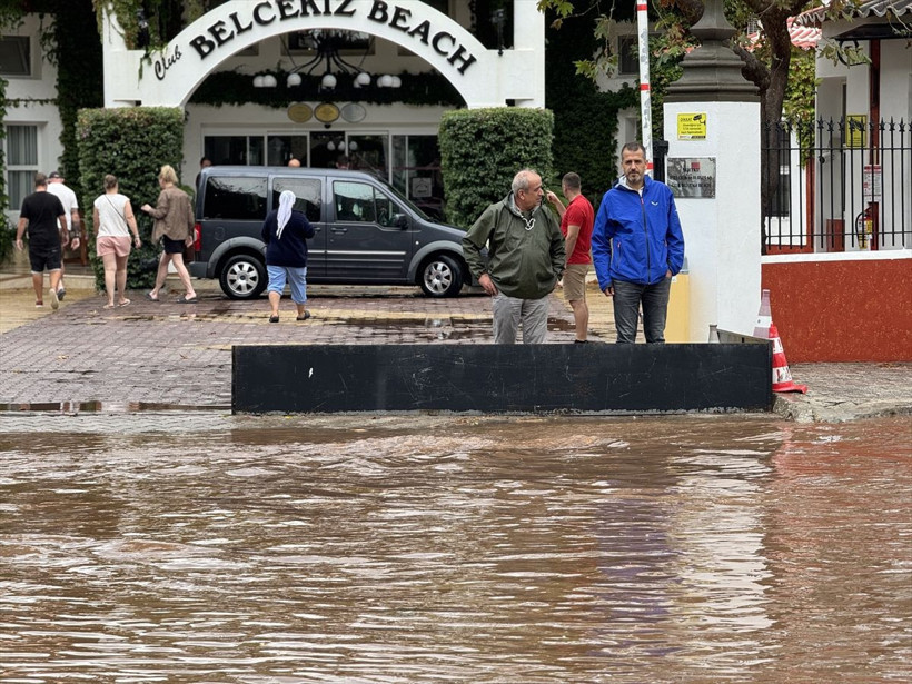 Muğla’da sağanak ve fırtına hayatı felç etti: Ölüdeniz’in turkuaz suları kahverengiye döndü - Resim: 3
